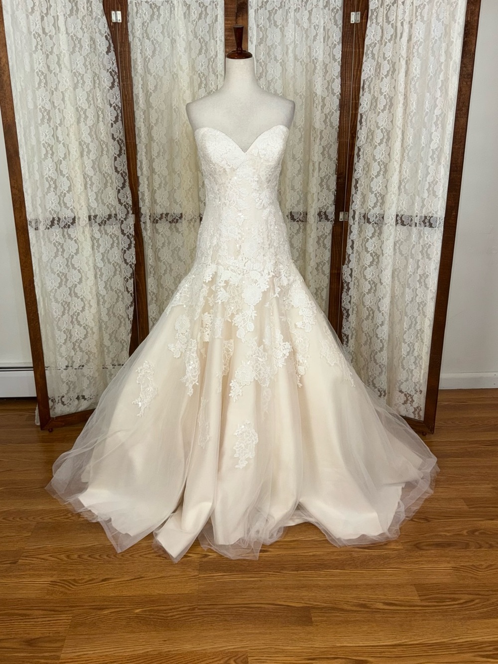 Stunning NEW Allure Bridals Ivory Alencon Lace Wedding Gown